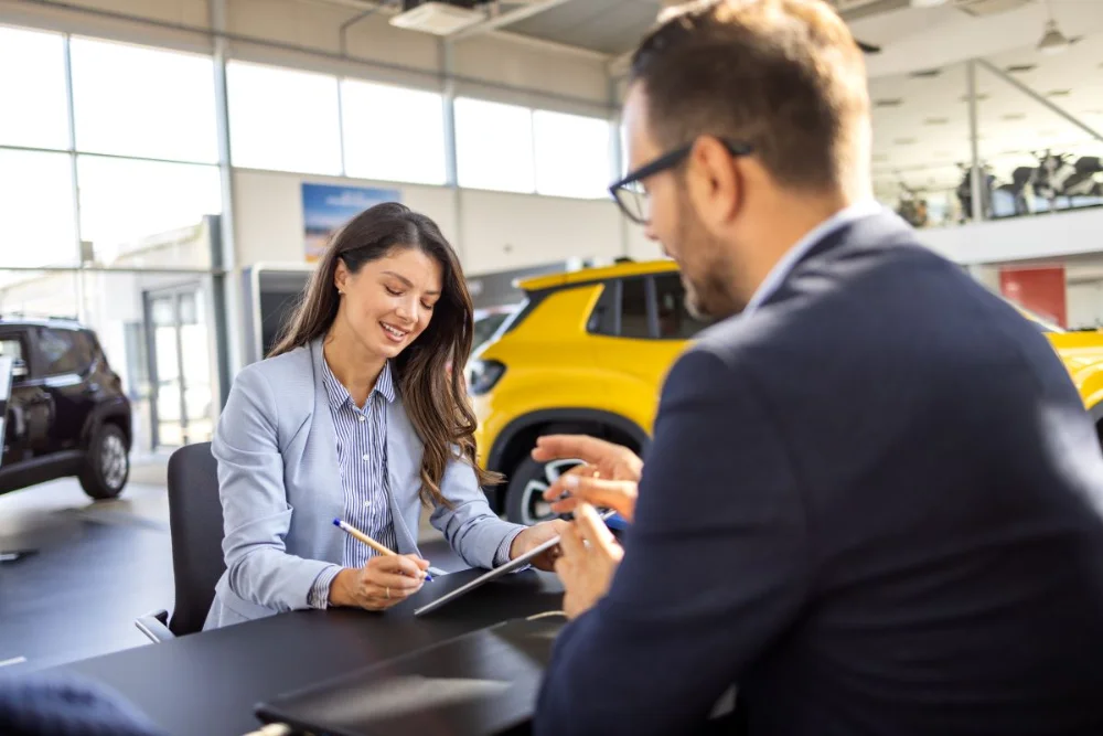 Cliente assinando contrato de seguro com consultor